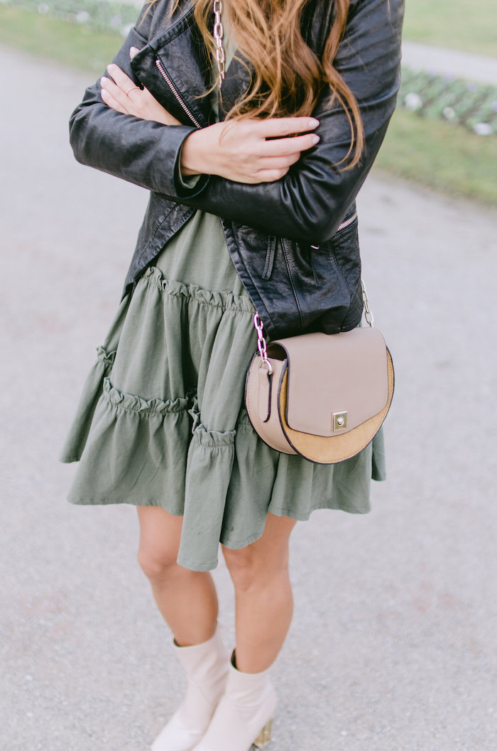 grünes kleid mit lederjacke