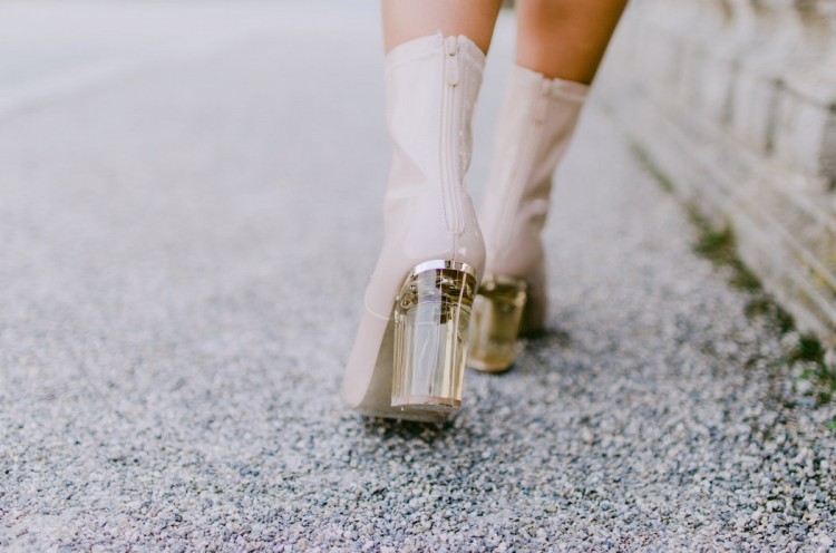 nude boots absatz details