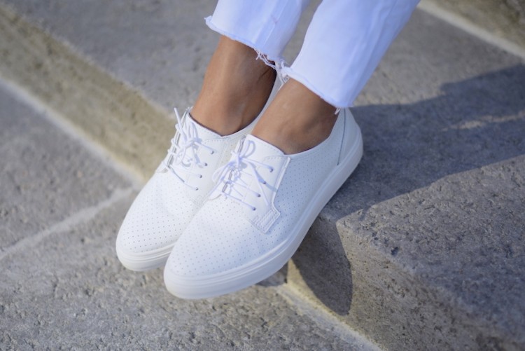 weiße sneakers