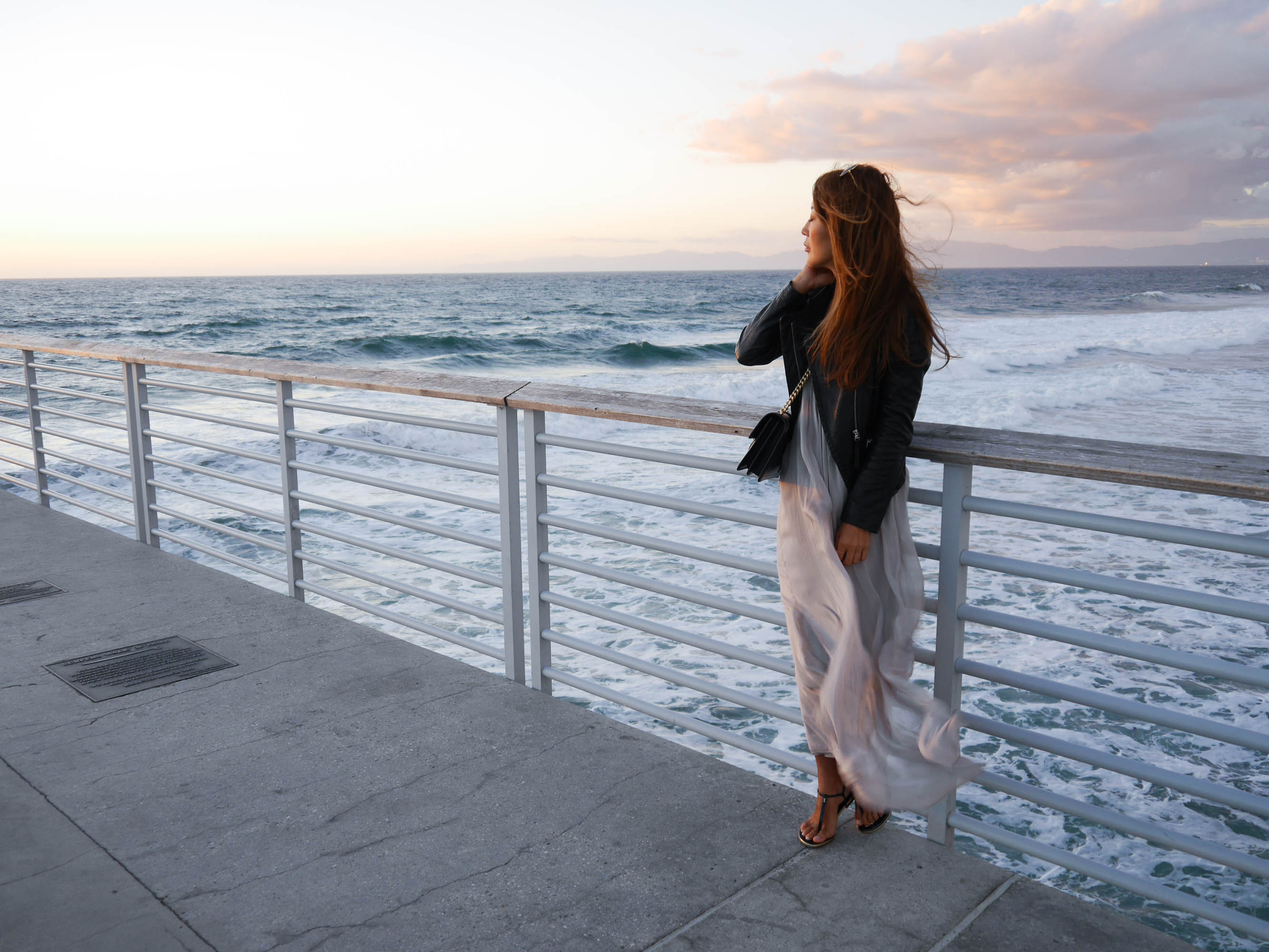 theclassycloud-losangeles-beach-blue-sweater-2-von-5